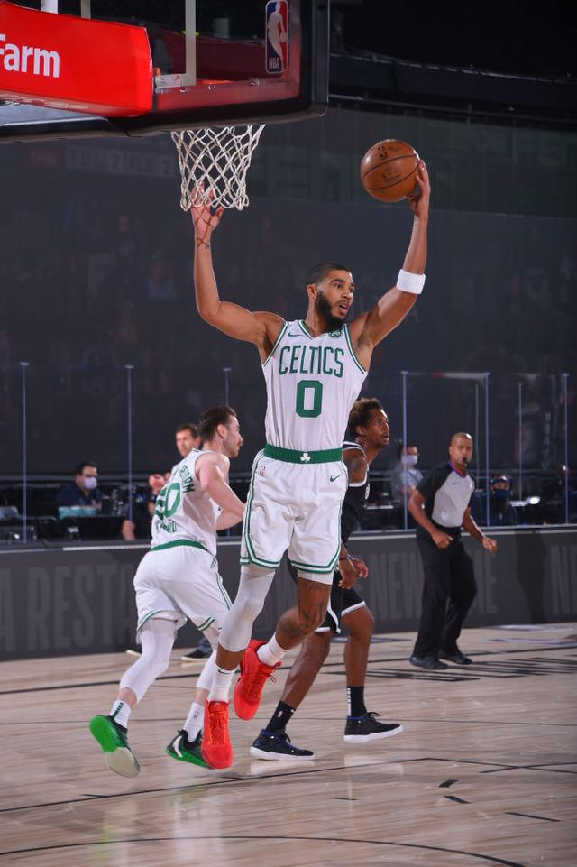 用手遮住眼 用手遮住眼