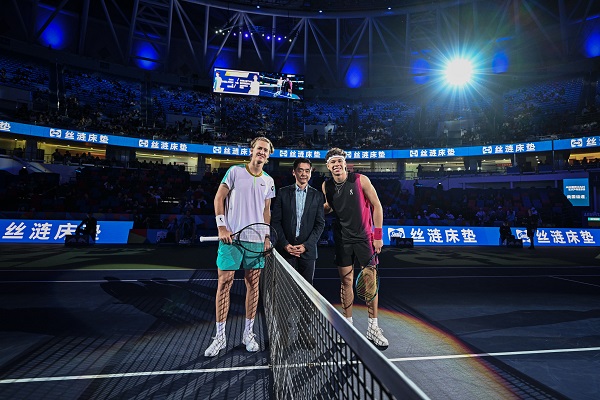 在队友的支 在队友的支